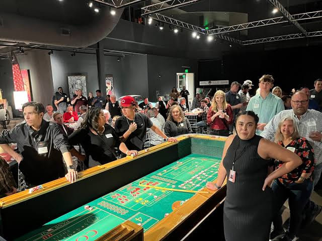 Goście przy stole craps podczas zatłoczonego casino night