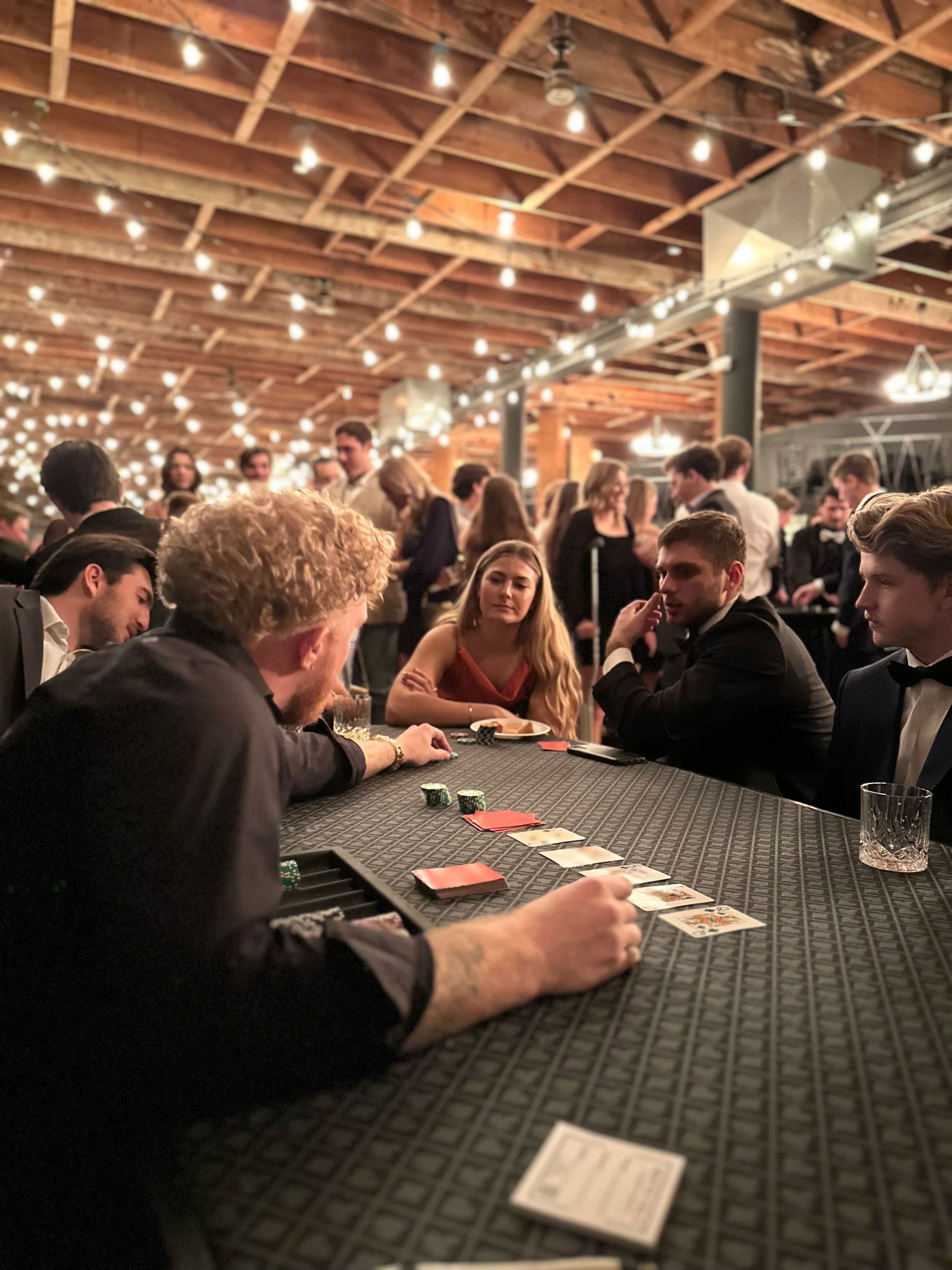 Prowadząca i uczestnicy przy formalnym stole pokerowym