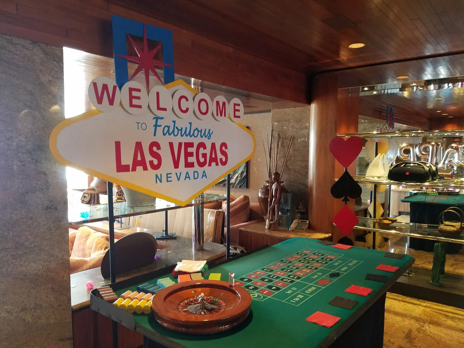 Stół ruletki z dekoracją i znakiem Las Vegas