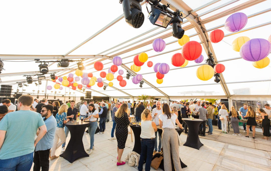 Networking na tarasie pod kolorowymi lampionami